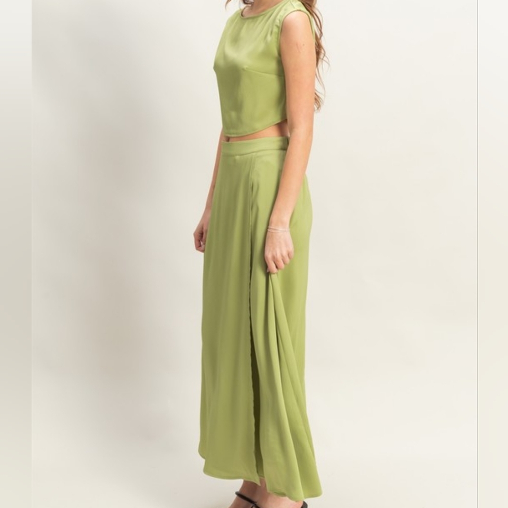 Green Two-Piece Maxi Skirt and Top Set - Picture 6 of 7